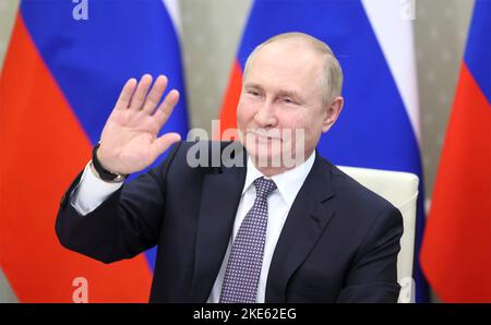 Novo-Ogaryovo, Russie. 24 juin 2022. Le président russe Vladimir Poutine, se déva vers d'autres dirigeants régionaux au début d'une session virtuelle des membres du groupe BRICS plus lors du sommet des BRICS de 14th depuis la résidence d'État de Novo-Ogarevo, à 24 juin 2022, en dehors de Moscou, en Russie. Credit: Mikhail Metzel/Kremlin Pool/Alamy Live News Banque D'Images