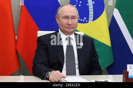 Novo-Ogaryovo, Russie. 24 juin 2022. Le président russe Vladimir Poutine accueille les dirigeants régionaux pour une session virtuelle des membres du groupe BRICS plus lors du sommet des BRICS de 14th depuis la résidence d'État de Novo-Ogarevo, à 24 juin 2022, en dehors de Moscou, en Russie. Credit: Mikhail Metzel/Kremlin Pool/Alamy Live News Banque D'Images