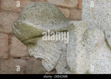 Très ancienne tête de figurine de pèlerin sculptée sur une colonne d'un bâtiment à Tui au Portugal sur la route de pèlerinage connue sous le nom de chemin de Saint-Jacques. Banque D'Images
