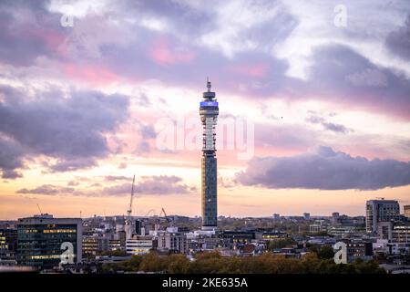 British Telecom Tower et la ville de Londres au crépuscule Banque D'Images