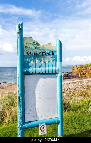 Le panneau de départ et d'arrivée pour Kintyre Way sur la péninsule de Kintyre à Machrihanish, Argyll & Bute, Écosse, Royaume-Uni Banque D'Images