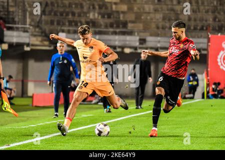 MALLORCA, ESPAGNE - NOVEMBRE 9: Marcos Llorente de l'Atletico de Madrid et José Copete du RCD Mallorca se battent pour le ballon pendant le match entre le RCD Mallorca et l'Atletico de Madrid de la Liga Santander sur 9 novembre 2022 à visiter le stade de Majorque son Moix à Majorque, Espagne. (Photo de Samuel Carreño/ PX Images) Banque D'Images