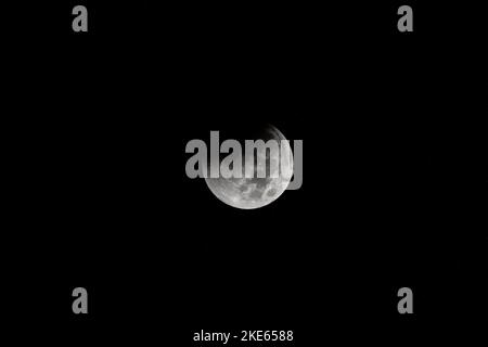 Arlington, États-Unis d'Amérique. 08 novembre 2022. Une des phases de la progression de la Lune pendant une éclipse lunaire totale dans le ciel nocturne, 8 novembre 2022, à Arlington, Virginie, ÉTATS-UNIS. Crédit : Lance Cheung/USDA/Alay Live News Banque D'Images