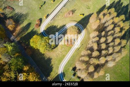 Vue aérienne de la route en forêt. Vue de dessus. Banque D'Images