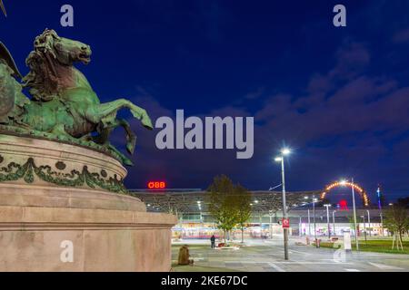 Wien, Vienne: Place Praterstern, bas de la colonne de l'amiral Wilhelm von Tegetthoff, gare de Praterstern en 02. Leopoldstadt, Vienne, Autriche Banque D'Images