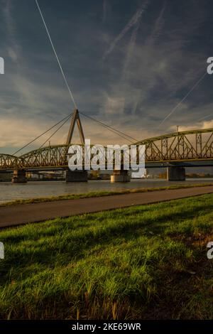 Ponts de chemin de fer et de route dans la ville de Linz en Autriche dans l'après-midi frais ensoleillé Banque D'Images