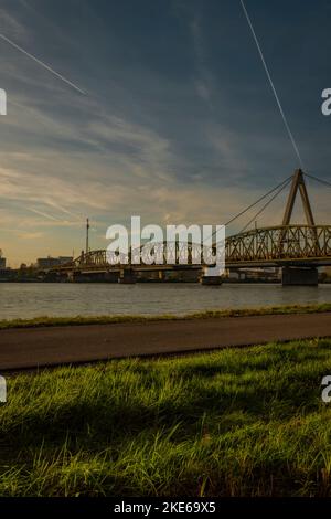 Ponts de chemin de fer et de route dans la ville de Linz en Autriche dans l'après-midi frais ensoleillé Banque D'Images