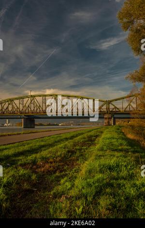 Ponts de chemin de fer et de route dans la ville de Linz en Autriche dans l'après-midi frais ensoleillé Banque D'Images