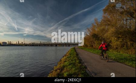 Ponts de chemin de fer et de route dans la ville de Linz en Autriche dans l'après-midi frais ensoleillé Banque D'Images