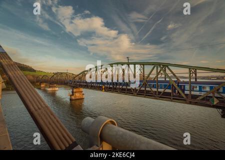 Ponts de chemin de fer et de route dans la ville de Linz en Autriche dans l'après-midi frais ensoleillé Banque D'Images