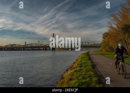 Ponts de chemin de fer et de route dans la ville de Linz en Autriche dans l'après-midi frais ensoleillé Banque D'Images