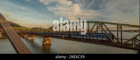 Ponts de chemin de fer et de route dans la ville de Linz en Autriche dans l'après-midi frais ensoleillé Banque D'Images