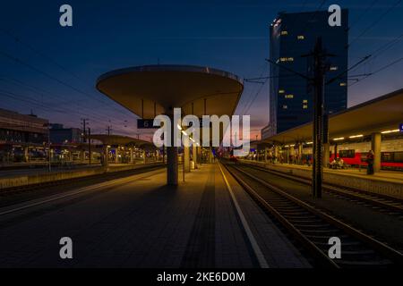 Gare de Linz en couleur en automne après un beau coucher de soleil Banque D'Images