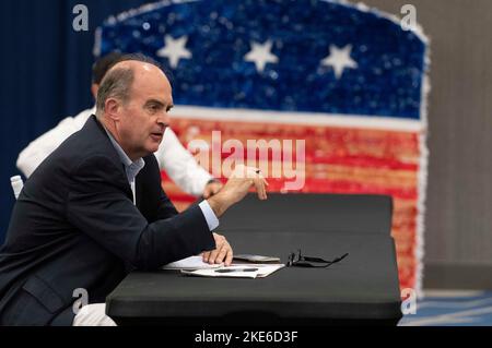 McAllen Texas USA, 9 novembre 2022: Long-time Dallas Morning News le journaliste politique Bob Garrett pose une question à un groupe de stratèges politiques républicains qui ont aidé à guider Gov du Texas. Greg Abbott (non montré) à une victoire de réélection la veille. Abbott a battu le challenger démocrate Beto O'Rourke pour remporter son troisième mandat. ©Bob Daemmrich Banque D'Images