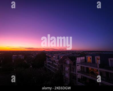 Coucher de soleil coloré à Paris, France. Vue depuis un balcon d'appartement Banque D'Images