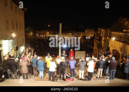 Erfurt, Allemagne. 10th novembre 2022. Des membres d'une chorale d'église et des musiciens se tiennent sur les marches de la cathédrale lors de la célébration de la Saint-Martin sur la place de la cathédrale. « Vivre bien ensemble » est le thème de la fête de la Saint-Martin de cette année. Plusieurs milliers de visiteurs sont venus à la célébration. Credit: Bodo Schackow/dpa/Alay Live News Banque D'Images