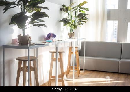 une table et une chaise dans la bibliothèque Banque D'Images