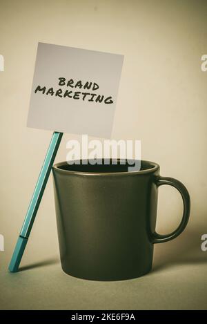 Légende présentant le marketing de la marque. Mot pour la pratique d'approcher les clients pour construire une meilleure image Banque D'Images