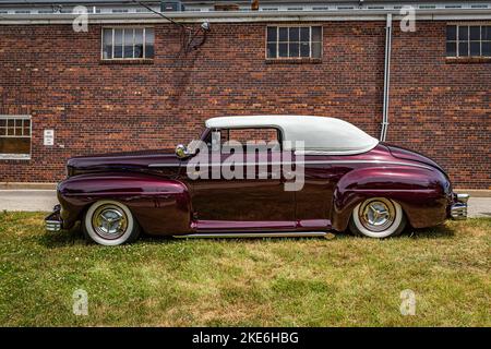 Des Moines, IA - 02 juillet 2022 : vue latérale haute perspective d'un cabriolet Super Deluxe personnalisé 1946 de Ford lors d'un salon de voiture local. Banque D'Images