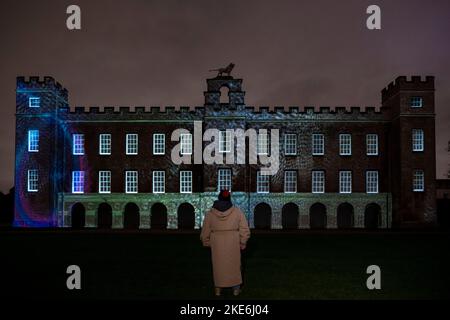 Londres, Royaume-Uni. 10 novembre 2022. Syon House est illuminé à un aperçu de l'Enchanted Woodland à Syon Park dans l'ouest de Londres. Aujourd'hui dans ses 16th ans, l'événement présente des illuminations sur un sentier à travers des terrains paysagés par Capability Brown, passant par la Syon House de 16th siècles, la maison londonienne du Duc de Northumberland, et se termine au Grand Conservatoire. Le spectacle se déroulera du 11 au 27 novembre 2022. Credit: Stephen Chung / Alamy Live News Banque D'Images