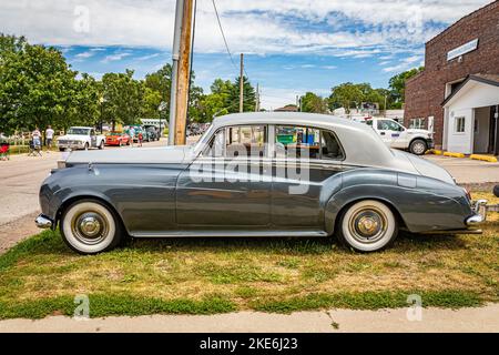 Des Moines, IA - 02 juillet 2022 : vue latérale haute perspective d'une berline Rolls Royce Silver Cloud II 1960 lors d'un salon automobile local. Banque D'Images