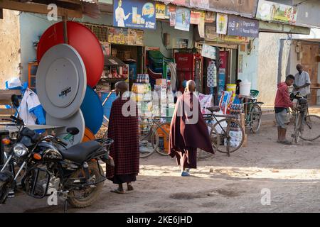 Mtowambu, Tanzanie - 12 octobre 2022: Une scène de rue dans la petite ville de Mtowambu, Tanzanie. Banque D'Images