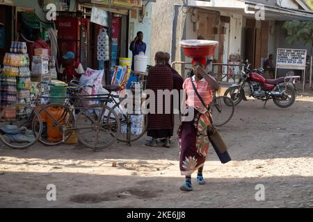 Mtowambu, Tanzanie - 12 octobre 2022: Une scène de rue dans la petite ville de Mtowambu, Tanzanie. Banque D'Images