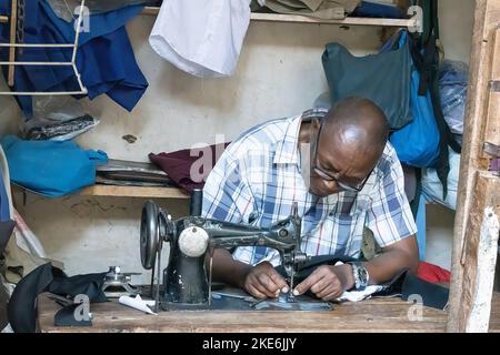 Mtowambu, Tanzanie - 12 octobre 2022: Un tailleur au travail dans un marché dans la petite ville de Mtowanbu, Tanzanie. Banque D'Images