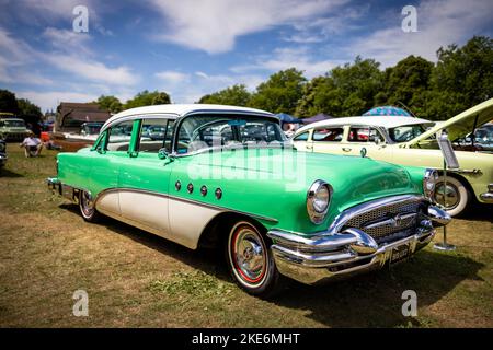 Roadmaster 1955 de Buick, 919 UXD, exposé au American Auto Club Rally of the Giants, tenu au Palais de Blenheim le 10th juillet 2022 Banque D'Images