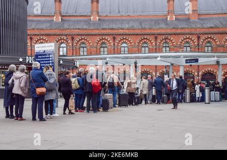 Londres, Royaume-Uni. 10th novembre 2022. D'énormes files d'attente pour les taxis se forment devant la gare de King's Cross, une autre grève du métro de Londres perturbe les déplacements dans la capitale. Banque D'Images