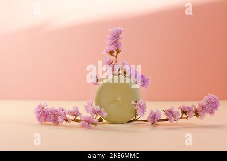 shampooing plein au soleil avec fleurs roses séchées. Bar écologique sur rose. Traitement des cheveux Banque D'Images