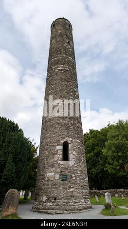 Cimetière monastique de Glendalough, Irlande. Ancien monastère dans les montagnes de wicklow avec un beau cimetière du 11th siècle Banque D'Images