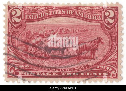 États-Unis - 1898 17 juin : timbre-poste rouge en cuivre de 2 cents représentant la scène agricole dans l'Ouest, exposition Trans-Mississippi tenue à Omaha, Nebraska. Le numéro de l'exposition transMississippi n'était que le deuxième numéro commémoratif offert par le bureau de poste des États-Unis et suivait de près le modèle de son prédécesseur, la série de l'exposition colombienne de 1893: Les deux ensembles ont comparu en conjonction avec d'importantes foires internationales du monde; les deux ont offert une large gamme de dénominations de timbres; les deux ont adopté le format de timbre double largeur pour accueillir les tableaux illustrés Banque D'Images