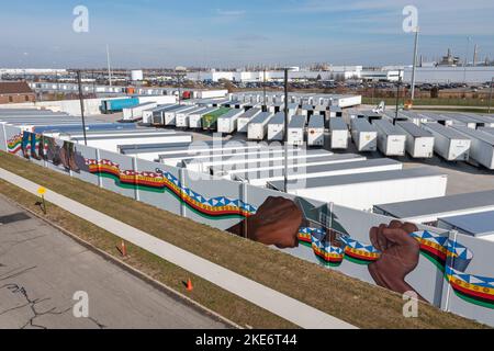 Detroit, Michigan - Une murale d'un pâté de maisons, peinte par l'artiste Hubert Massey, sur la barrière sonore autour de l'usine de jeep Stellantis. Cette maison à ri Banque D'Images