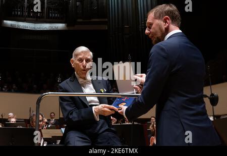 Saxe, Leipzig: 10 novembre 2022, le musicien et chef d'orchestre Herbert Blomstedt (l) est honoré de l'ordre du mérite de la République fédérale d'Allemagne par Michael Kretschmer (CDU), Premier ministre de Saxe, avant le début du Grand concert au Gewandhaus Leipzig. Blomstedt a 95 ans cette année et est considéré comme le chef d'orchestre le plus longtemps au monde. Fils de parents suédois, il est né aux États-Unis en 1927, a étudié le violon à Stockholm et, plus tard, il dirige aussi avec Leonard Bernstein, entre autres. En 1954, il fait ses débuts avec l'Orchestre philharmonique de Stockholm. De 1998 à 2 Banque D'Images