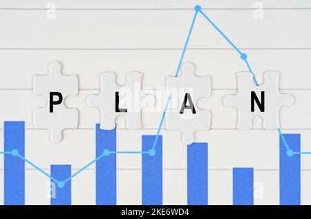 Concept d'entreprise. Sur les rapports d'affaires - les diagrammes sont des puzzles avec l'inscription - PLAN Banque D'Images