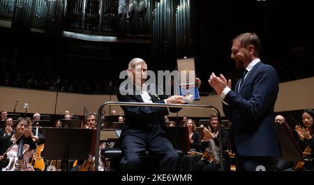 Saxe, Leipzig: 10 novembre 2022, le musicien et chef d'orchestre Herbert Blomstedt (l) est honoré de l'ordre du mérite de la République fédérale d'Allemagne par Michael Kretschmer (CDU), Premier ministre de Saxe, avant le début du Grand concert au Gewandhaus Leipzig. Blomstedt a 95 ans cette année et est considéré comme le chef d'orchestre le plus longtemps au monde. Fils de parents suédois, il est né aux États-Unis en 1927, a étudié le violon à Stockholm et, plus tard, il dirige aussi avec Leonard Bernstein, entre autres. En 1954, il fait ses débuts avec l'Orchestre philharmonique de Stockholm. De 1998 à 2 Banque D'Images