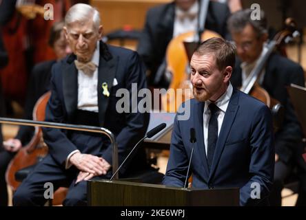 Saxe, Leipzig: 10 novembre 2022, le musicien et chef d'orchestre Herbert Blomstedt (l) écoute la loudation de Michael Kretschmer (CDU), Premier ministre de Saxe, avant le début du Grand concert au Gewandhaus Leipzig, avant le prix de l'ordre du mérite de la République fédérale d'Allemagne. Blomstedt a 95 ans cette année et est considéré comme le chef d'orchestre le plus longtemps au monde. Fils de parents suédois, il est né aux États-Unis en 1927, a étudié le violon à Stockholm et, plus tard, il dirige aussi avec Leonard Bernstein, entre autres. En 1954, il fait ses débuts dans la conduite avec le S Banque D'Images