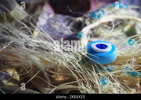 Un amulet croyait apporter de la chance. Perle oeil mauvais, symbole de Bonne chance. Bleu mal oeil perle ou amulette. Souhait pour Bonne chance. Banque D'Images