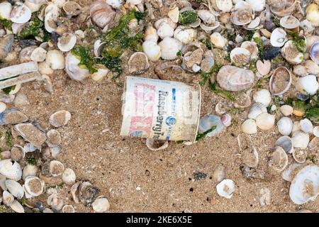 Débris marins - ancien pot de yogourt en plastique à usage unique lavé sur la plage - Kent, Angleterre, Royaume-Uni Banque D'Images