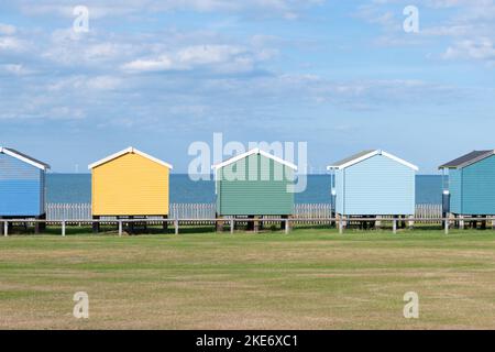 Leysdown Beach Huts, Leysdown on Sea, île de Sheppey, Kent, Angleterre, ROYAUME-UNI Banque D'Images