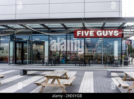 Le restaurant Five Guys dans le centre commercial de Liffey Valley à Dublin, Irlande Banque D'Images