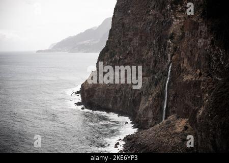 Paysage de l'île de Madère de Veu da Noiva ou de la cascade de Veil de la mariée qui coule des rochers dans l'océan et vu d'en haut. Image en tons Banque D'Images