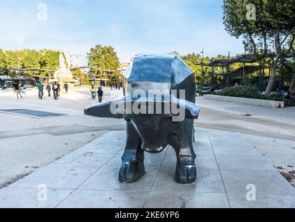 La statue d'un taureau devant l'amphithéâtre romain de Nîmes, France. Conçu par le sculpteur géorgien Djemal Bjalava. Banque D'Images