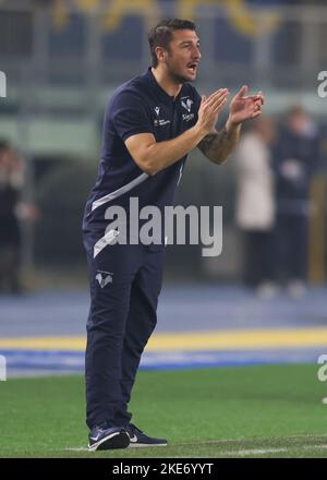 Vérone, Italie, 10th novembre 2022. Salvatore Bocchetti l'entraîneur-chef de Hellas Verona réagit au cours de la série Un match au Stadio Marcantonio Bentegodi, Vérone. Le crédit photo devrait se lire: Jonathan Moscrop / Sportimage Banque D'Images