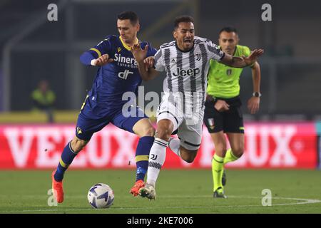 Vérone, Italie, 10th novembre 2022. Kevin Lasagna de Hellas Verona s'affronte avec Danilo de Juventus lors de la série Un match au Stadio Marcantonio Bentegodi, Vérone. Le crédit photo devrait se lire: Jonathan Moscrop / Sportimage Banque D'Images