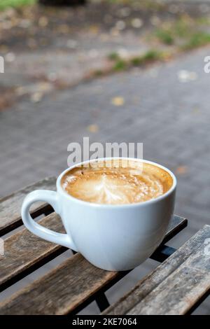 Une tasse de cappuccino chaud sur une table rustique. Placer pour le texte. Bannière pour le café-restaurant Banque D'Images