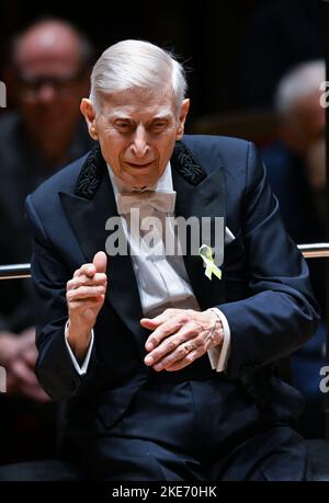 Saxe, Leipzig: 10 novembre 2022, le musicien et chef d'orchestre Herbert Blomstedt dirige le Grand concert au Gewandhaus Leipzig. Avant le début du concert, Blomstedt avait reçu la Croix fédérale du mérite. Blomstedt a 95 ans cette année et est considéré comme le chef d'orchestre le plus longtemps au monde. Fils de parents suédois, il est né aux États-Unis en 1927, a étudié le violon à Stockholm et, plus tard, il dirige aussi avec Leonard Bernstein, entre autres. En 1954, il fait ses débuts avec l'Orchestre philharmonique de Stockholm. De 1998 à 2005, il a servi comme Gewandhauskapellmeister. Photo: Hendrik SC Banque D'Images