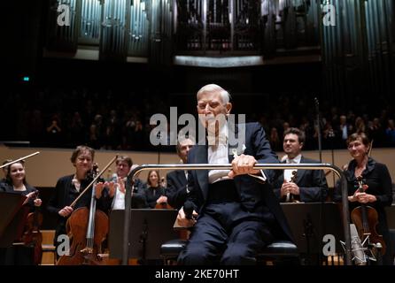 Saxe, Leipzig: 10 novembre 2022, le musicien et chef d'orchestre Herbert Blomstedt est ravi de recevoir l'ordre du mérite de la République fédérale d'Allemagne avant le début du Grand concert au Gewandhaus Leipzig. Blomstedt a 95 ans cette année et est considéré comme le chef d'orchestre le plus longtemps au monde. Fils de parents suédois, il est né aux États-Unis en 1927, a étudié le violon à Stockholm et, plus tard, il dirige aussi avec Leonard Bernstein, entre autres. En 1954, il fait ses débuts avec l'Orchestre philharmonique de Stockholm. De 1998 à 2005, il a servi comme Gewandhauskapellmeister. Photo: Lui Banque D'Images