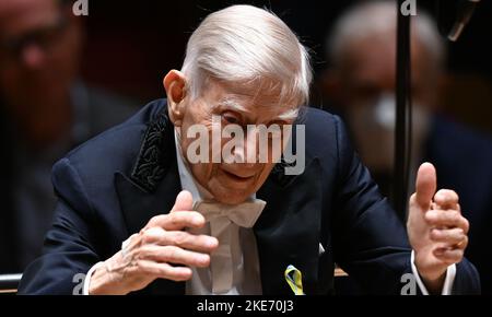 Saxe, Leipzig: 10 novembre 2022, le musicien et chef d'orchestre Herbert Blomstedt dirige le Grand concert au Gewandhaus Leipzig. Avant le début du concert, Blomstedt avait reçu la Croix fédérale du mérite. Blomstedt a 95 ans cette année et est considéré comme le chef d'orchestre le plus longtemps au monde. Fils de parents suédois, il est né aux États-Unis en 1927, a étudié le violon à Stockholm et, plus tard, il dirige aussi avec Leonard Bernstein, entre autres. En 1954, il fait ses débuts avec l'Orchestre philharmonique de Stockholm. De 1998 à 2005, il a servi comme Gewandhauskapellmeister. Photo: Hendrik SC Banque D'Images